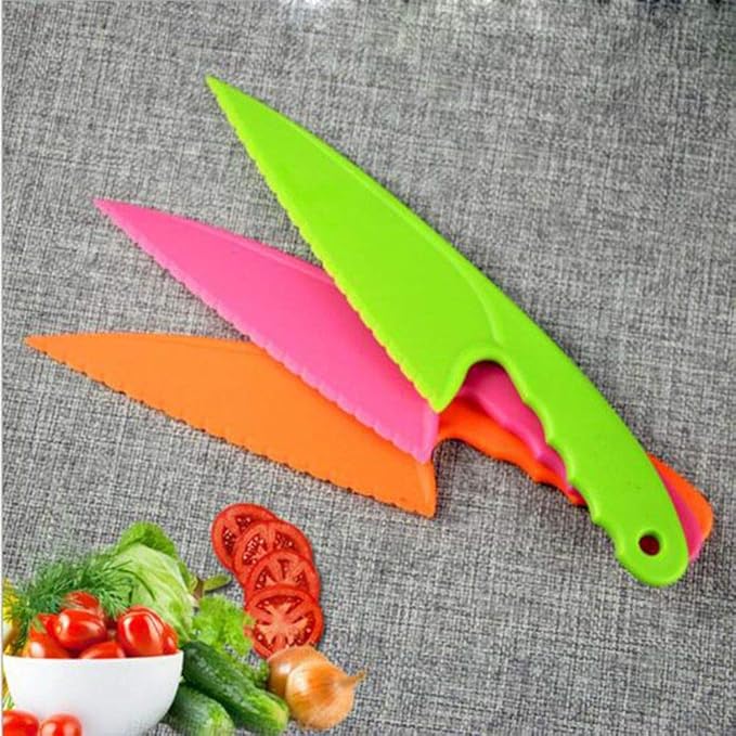 EORTA 4 Pieces Plastic Cake Knives with Serrated Edges Lettuce Knife Salad Vegetable Fruit Cutter with Handle Kitchen Serving Tool for Cake, Bread, Random Color