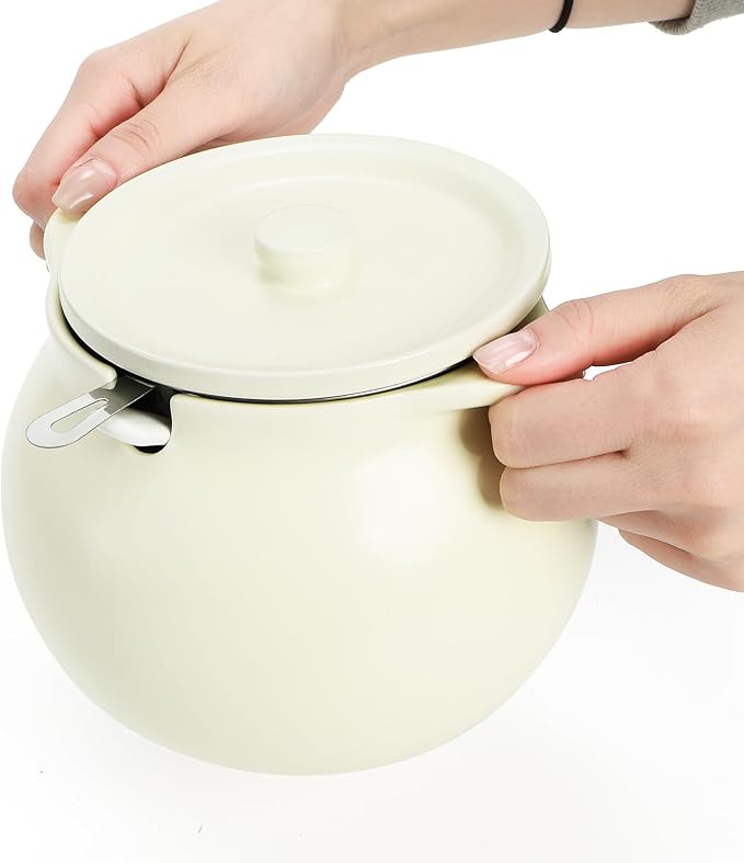Bacon Grease Container with Strainer, 1.4 L Large Capacity Ceramic Cooking Oil Saver with Lid Easy Grip Handle, Farmhouse Bacon Fat Dripping Can Storage Keeper for Kitchen Home Decor