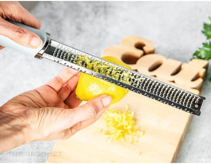 Microplane MP-0628 Grater Grater with Original Recipe 12.5 x 1.4 x 1.3 inches (31.8 x 3.5 x 3.3 cm), Zester Grater, Premium Series, Pure Wrist Blue