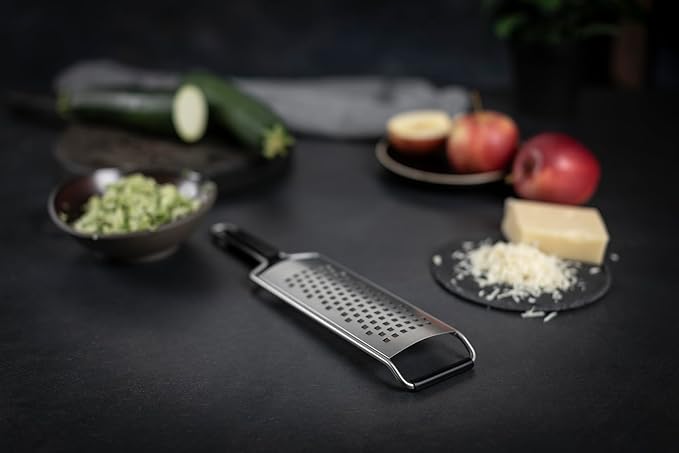 Kuhn Rikon Essential Medium Grater – Ultra-Sharp Stainless Steel Blade for Cheese, Vegetables & Fruit – Non-Slip Base, Dishwasher Safe