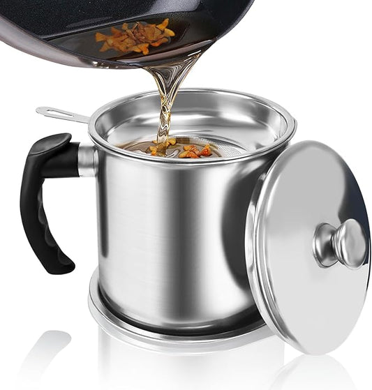 Bacon Grease Container With Strainer,1.3L(46 fl. oz.) Kitchen Stainless Steel Oil Container Can with Strainer and Anti-slip coaster tray for Store Meat Frying Oil and Cooking Grease Storage