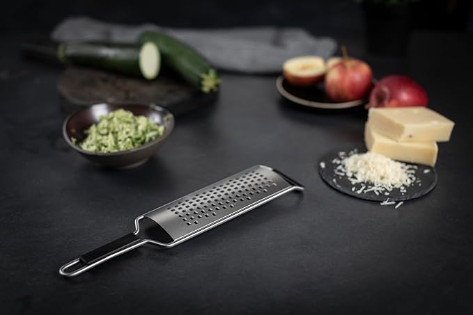 Kuhn Rikon Essential Medium Grater – Ultra-Sharp Stainless Steel Blade for Cheese, Vegetables & Fruit – Non-Slip Base, Dishwasher Safe