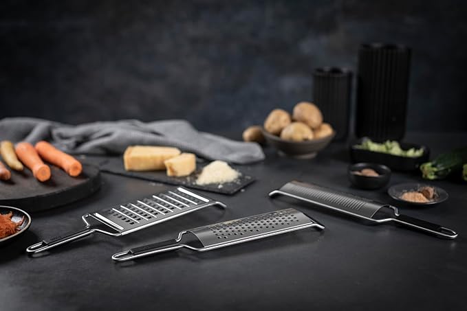 Kuhn Rikon Essential Medium Grater – Ultra-Sharp Stainless Steel Blade for Cheese, Vegetables & Fruit – Non-Slip Base, Dishwasher Safe