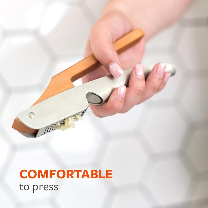 Full Circle Crushed It - Easy-Clean Stainless Steel Garlic Press - Effortless Crushing and Quick Mess-Free Clean-Up - Integrated Cleaner Scraper, Dishwasher safe