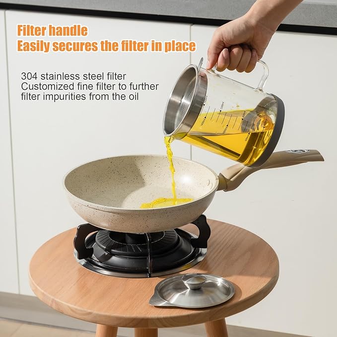 Glass Bacon Grease Container with Strainer Cooking Oil Storage Can Food Strainers with Stainless Steel Filter Lid Silicone Nonslip Pad for Storing Fats Frying Oil Cooking Grease(1.5l / 50oz)