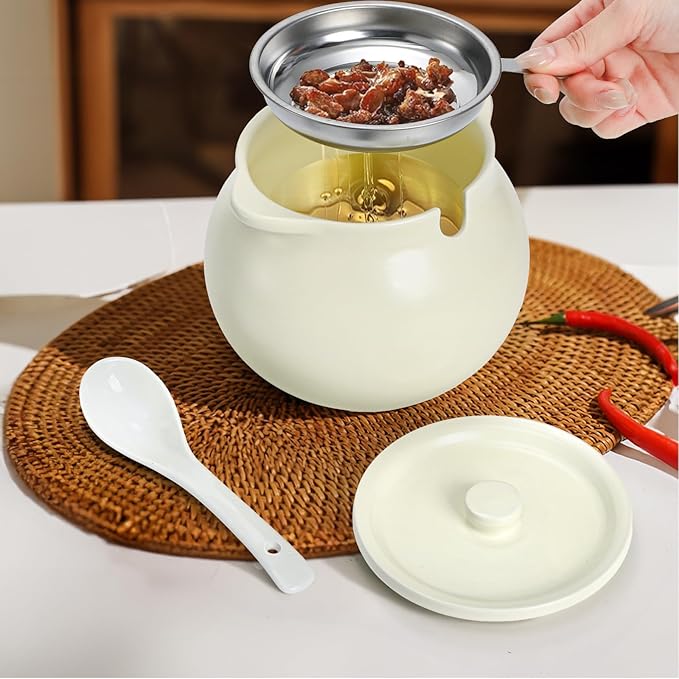 Bacon Grease Container with Strainer, 1.4 L Large Capacity Ceramic Cooking Oil Saver with Lid Easy Grip Handle, Farmhouse Bacon Fat Dripping Can Storage Keeper for Kitchen Home Decor