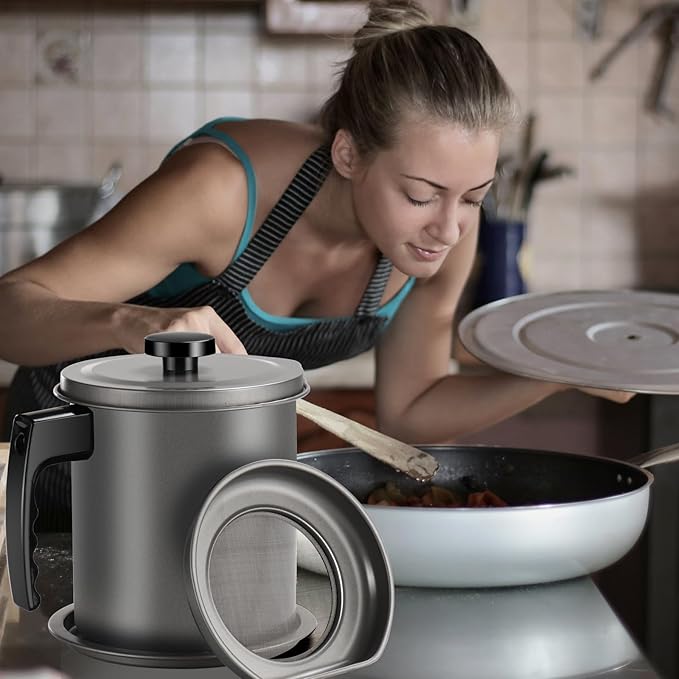 Cambom Bacon Grease Container with Fine Mesh Strainer, 1.6L almost 7 Full Cups Iron Cooking Oil Can with Removable a Coaster Tray for Kitchen Fat Storage Grey