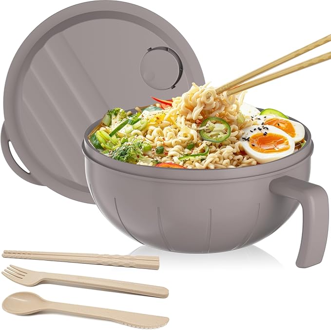 steo spce Large Ramen Bowl Set, 40 Oz Microwaveable Noodle Cooker with Leak-Proof Lids, Chopsticks, Spoon & Fork – Portable and Dishwasher Safe, Ideal for Home, Office, Dorm, or Gift Light (Khaki)