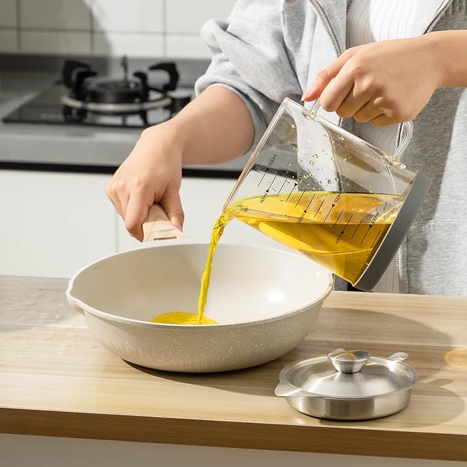 Glass Bacon Grease Container with Strainer Cooking Oil Storage Can Food Strainers with Stainless Steel Filter Lid Silicone Nonslip Pad for Storing Fats Frying Oil Cooking Grease(1.5l / 50oz)