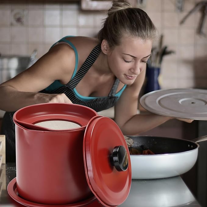Cambom Bacon Grease Container with Fine Mesh Strainer, 1.3 L almost 6 Full Cups Iron Cooking Oil Can with Removable a Coaster Tray for Kitchen Fat Storage Red