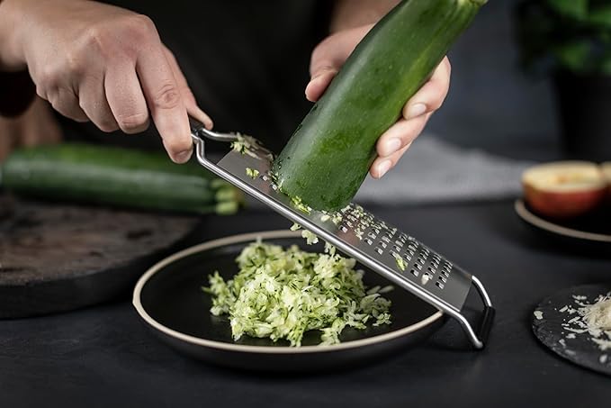 Kuhn Rikon Essential Medium Grater – Ultra-Sharp Stainless Steel Blade for Cheese, Vegetables & Fruit – Non-Slip Base, Dishwasher Safe