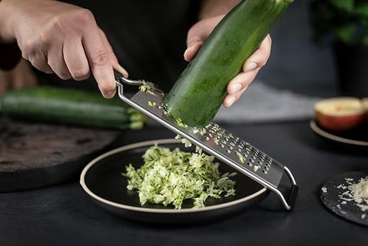 Kuhn Rikon Essential Medium Grater – Ultra-Sharp Stainless Steel Blade for Cheese, Vegetables & Fruit – Non-Slip Base, Dishwasher Safe