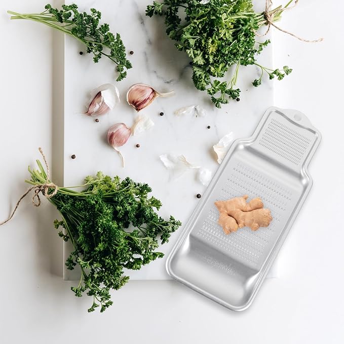 Aluminium Garlic and Ginger Grater Handheld Kitchen Tool for Shredding Vegetables and Cheese, Compact Food-Grade Metal Zester for Home Cooking and Restaurant Use