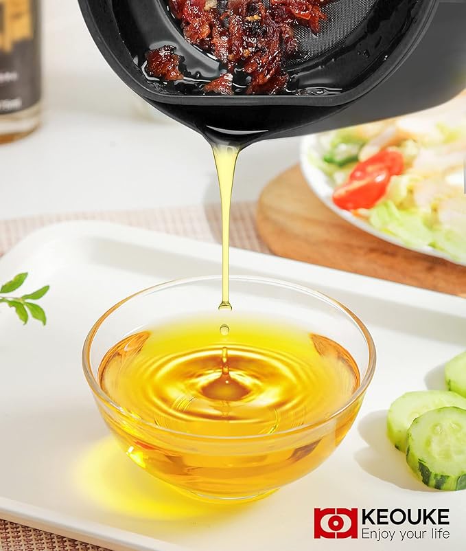 KEOUKE Bacon Grease Keeper with Strainer - 1.6L/7Cup Iron Grease Holder Bacon Grease Container with Strainer Oil Storage Grease Keeper for Cooking Oil, Frying Oil with Replaceable Cleaning Brush