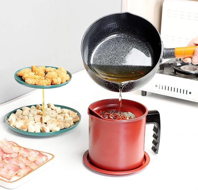 Cambom Bacon Grease Container with Fine Mesh Strainer, 1.3 L almost 6 Full Cups Iron Cooking Oil Can with Removable a Coaster Tray for Kitchen Fat Storage Red