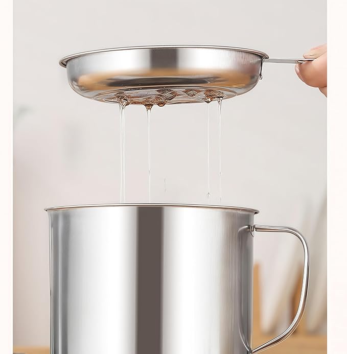 RIIPOO Grease Container for Kitchen, 34oz Bacon Grease Saver with Strainer, 410 Stainless Steel Cooking Oil Container Can, Oil Storage Keeper with Lid