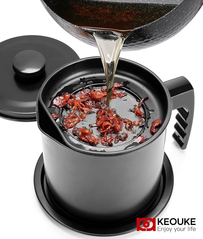 KEOUKE Bacon Grease Container with Strainer - 1.3L / 5.2 Cups Oil Storage Holder Can for Cooking, Frying with Replaceable Cleaning Brush