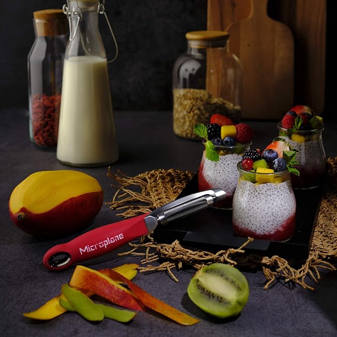 Microplane Professional Serrated Swivel Peeler for Tomato and Kiwi, for Right and Left Hand Use