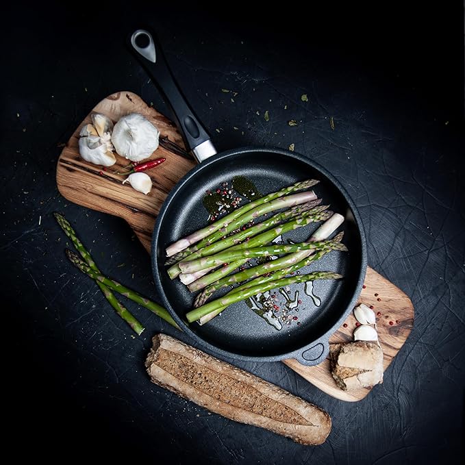 AMT Gastroguss The World´s Best Pan* *[...] Frying Pan, Diameter 26 cm, Height 5 cm, Suitable for Induction cookers, Lotan® Non-Stick Coating for Fat-Free-Frying, AMZN-I-526-US