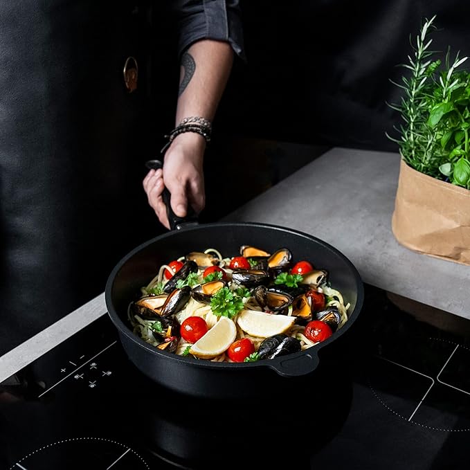 AMT Gastroguss The World´S [.] Casserole Frying pan for Induction, Diameter 28 cm, Height 7 cm, die-cast Aluminium, Lotan® Non-Stick Coating, for Fat-Free-Frying, AMZN-I-728-US