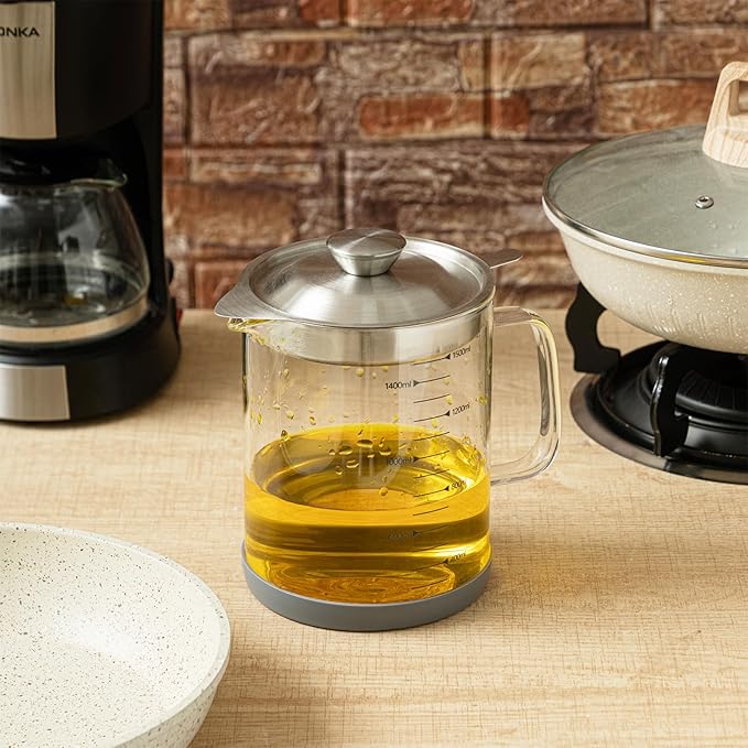 Glass Bacon Grease Container with Strainer Cooking Oil Storage Can Food Strainers with Stainless Steel Filter Lid Silicone Nonslip Pad for Storing Fats Frying Oil Cooking Grease(1.5l / 50oz)