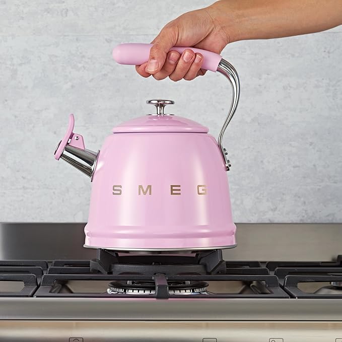 SMEG Stovetop Whistling Kettle – 50s Retro Style, 2.3 Liter (10 Cup / 2.4 Quart) Stainless Steel Tea Kettle with Iconic Design & Whistle – Premium Kitchen Statement Piece (Pink)