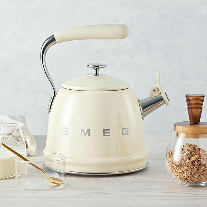 SMEG Stovetop Whistling Kettle – 50s Retro Style, 2.3 Liter (10 Cup / 2.4 Quart) Stainless Steel Tea Kettle with Iconic Design & Whistle – Premium Kitchen Statement Piece-Cream
