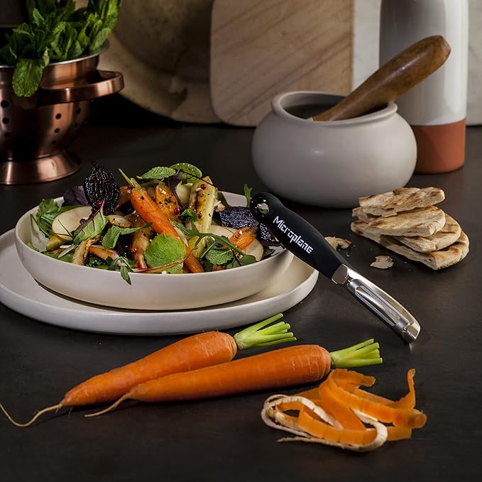 Microplane Stainless Steel Professional Swivel Peeler, Sharp Blade for Effortless Peeling of Hard Fruits and Vegetables, Kitchen Peeler for Home Cooks and Professional Chefs