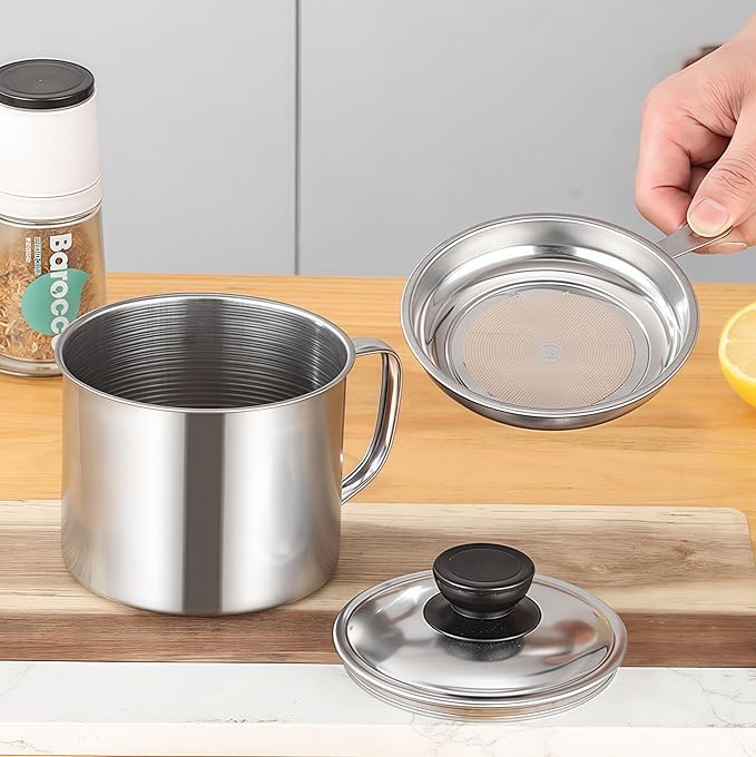 RIIPOO Grease Container for Kitchen, 34oz Bacon Grease Saver with Strainer, 410 Stainless Steel Cooking Oil Container Can, Oil Storage Keeper with Lid