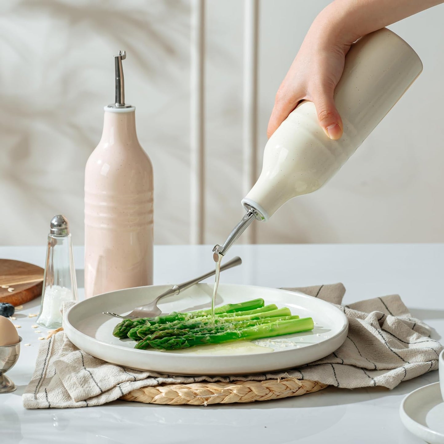 amiware Jupiter 16oz Ceramic Olive Oil Dispenser Bottle, Olive Oil and Vinegar Dispenser Bottle Set of 2 with Stainless Steel Pourers, Suitable for Storage Vinegar, Vanilla White & Light Pink